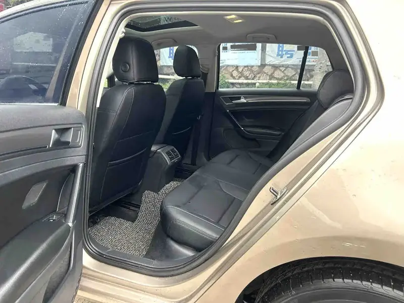 Vehicle photo 10
