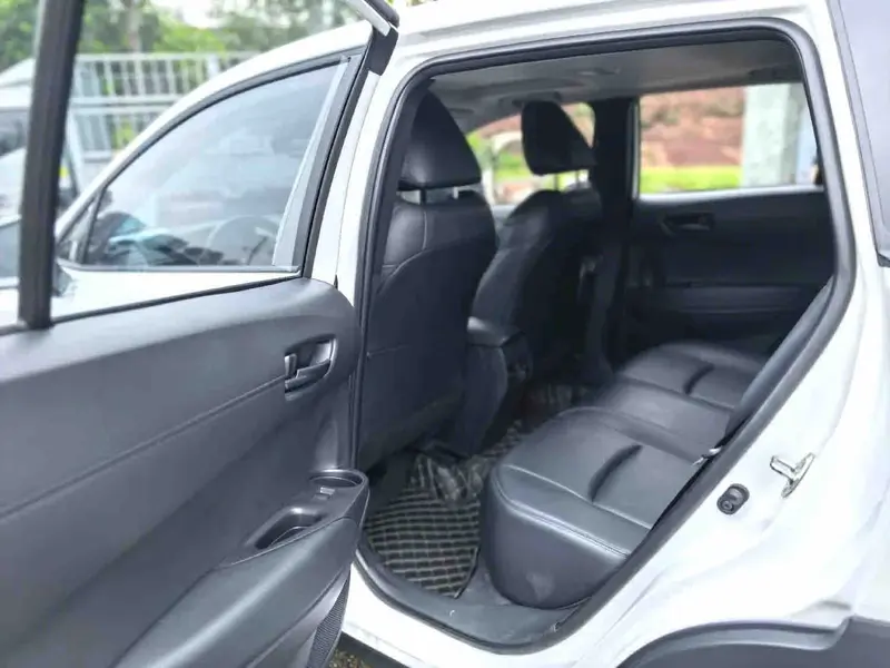 Vehicle photo 9