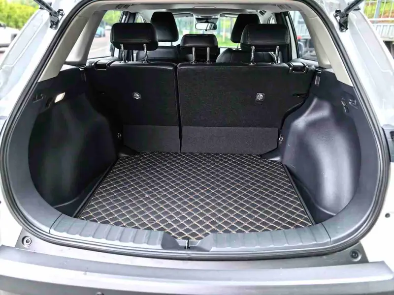 Vehicle photo 10