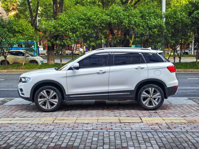 Vehicle photo 2