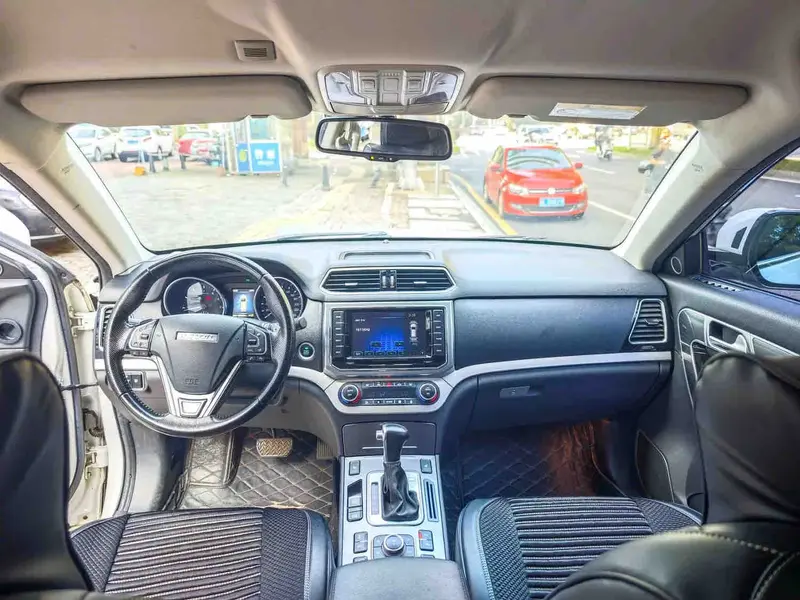 Vehicle photo 6