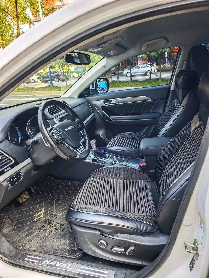 Vehicle photo 7