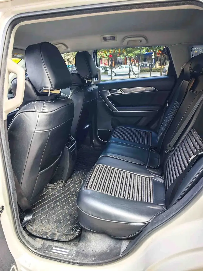 Vehicle photo 8