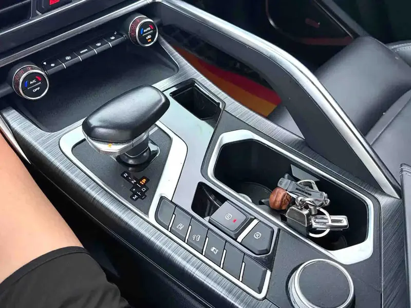 Vehicle photo 6