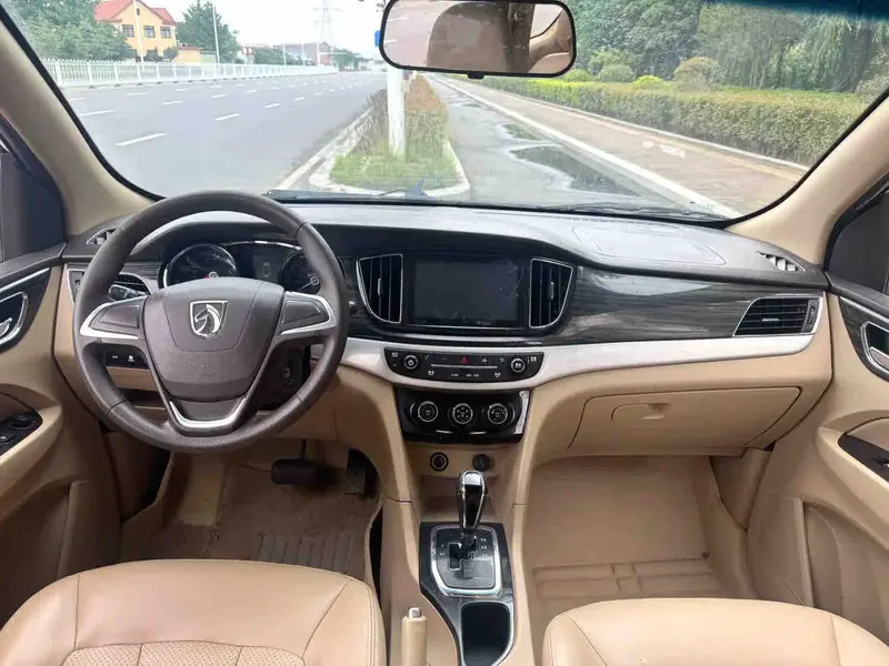 Vehicle photo 5
