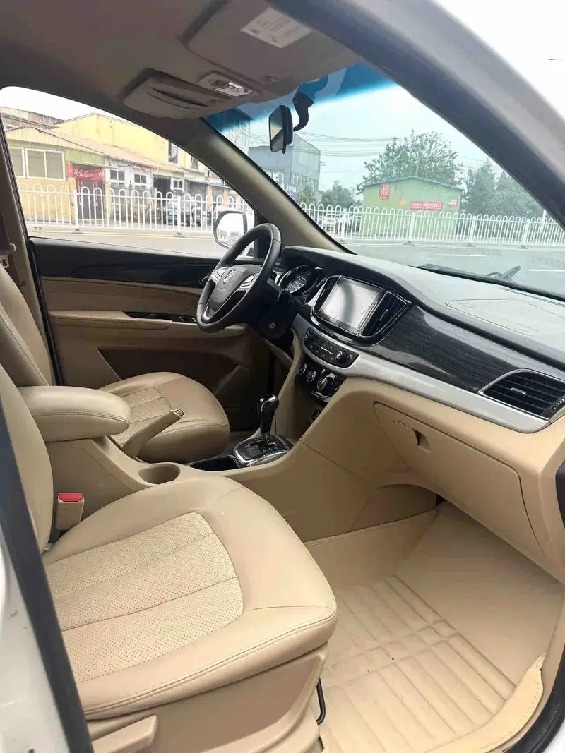 Vehicle photo 6