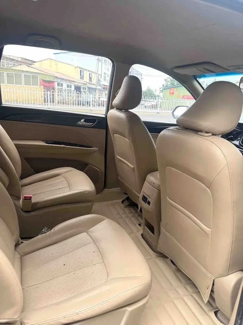 Vehicle photo 7