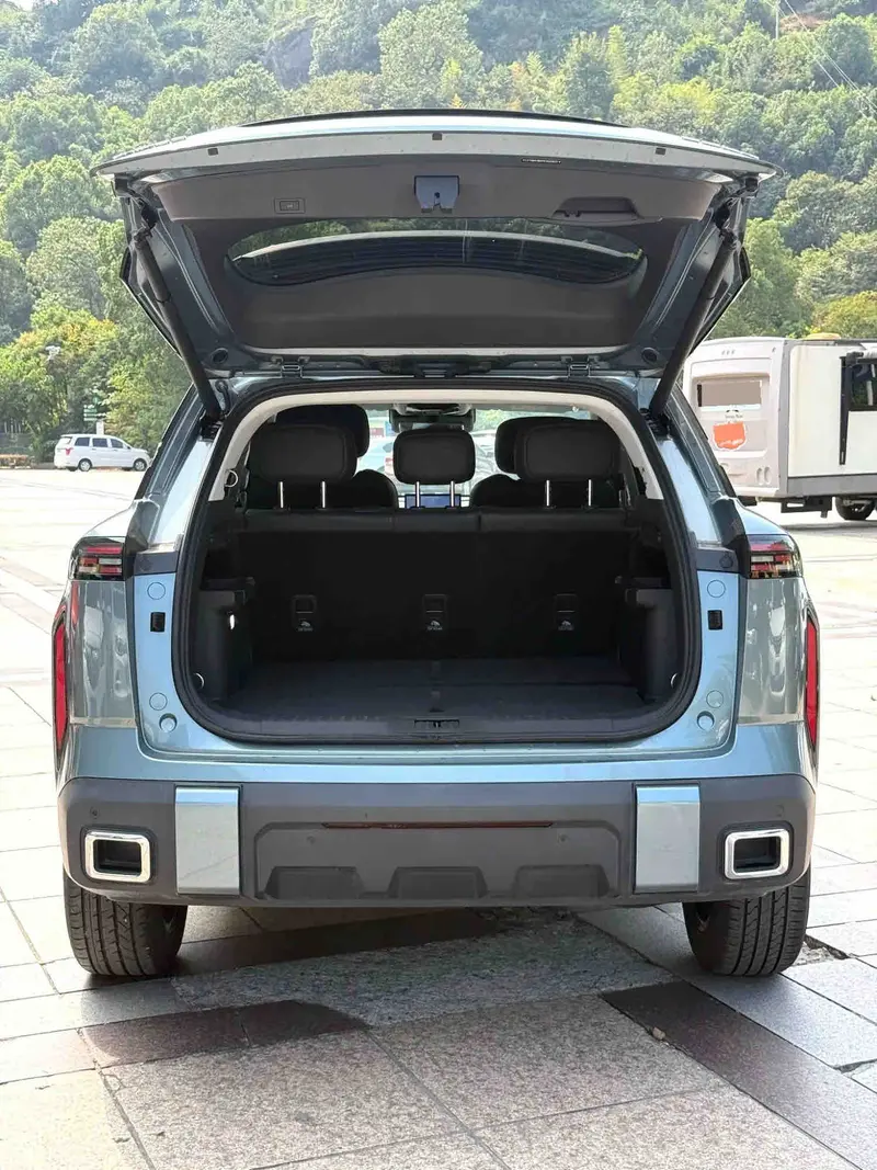 Vehicle photo 5