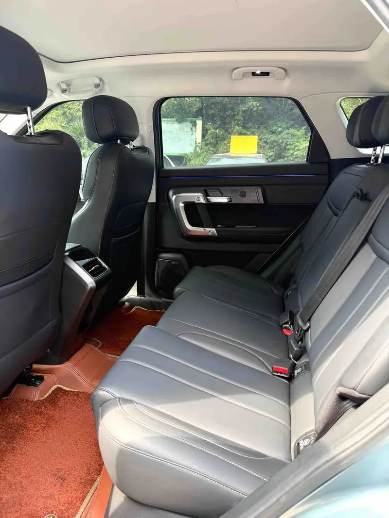 Vehicle photo 8