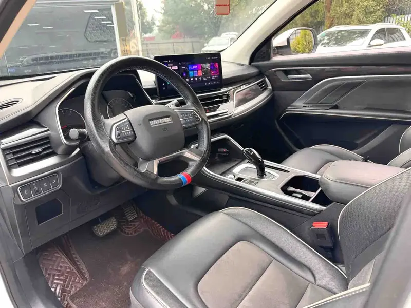 Vehicle photo 7