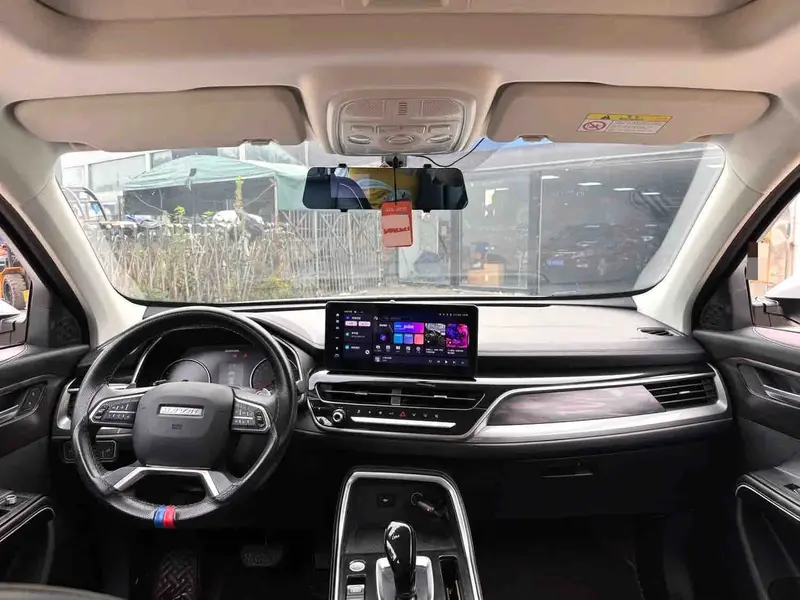 Vehicle photo 8