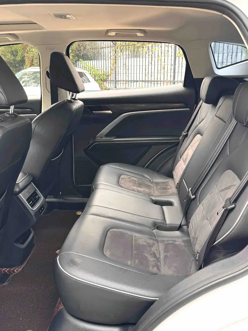 Vehicle photo 9