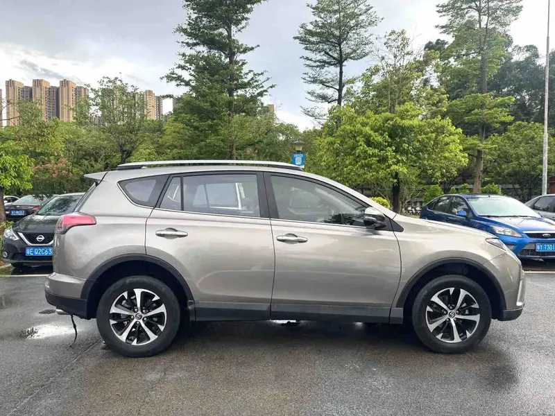 Vehicle photo 4