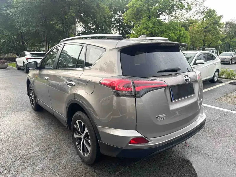 Vehicle photo 5
