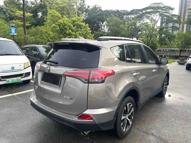 Vehicle photo 6