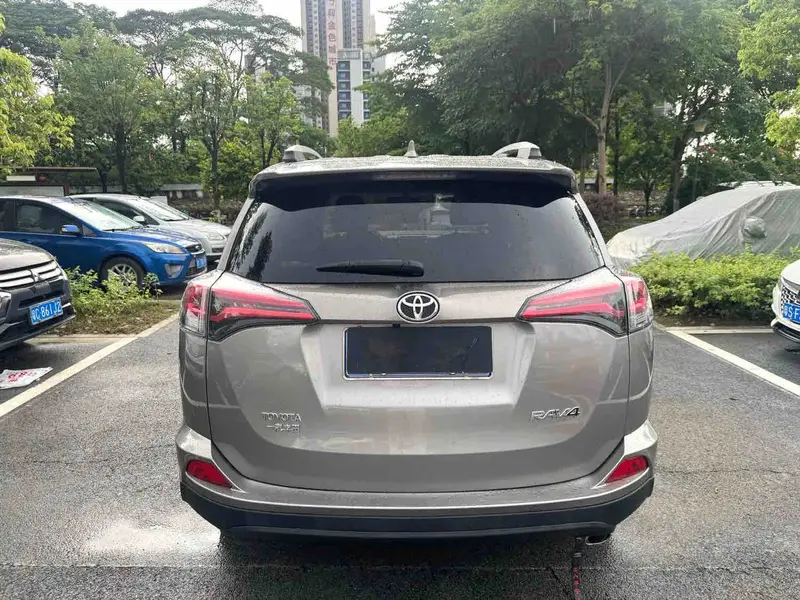 Vehicle photo 7