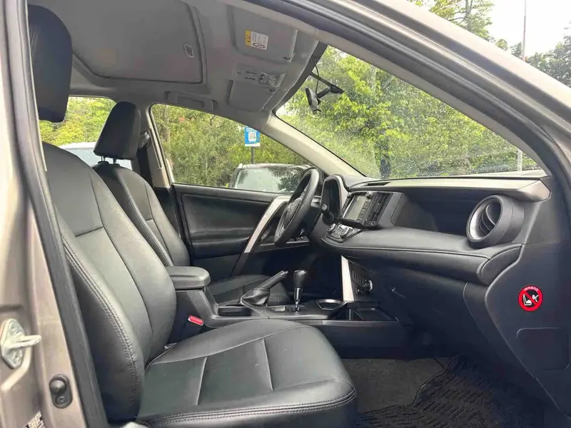 Vehicle photo 11