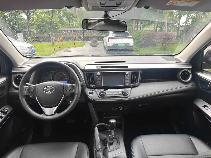Vehicle photo 12