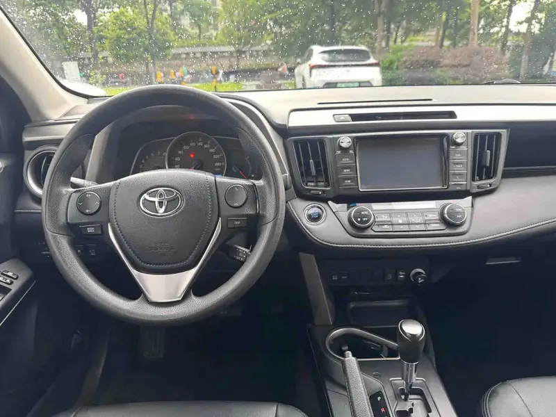 Vehicle photo 13