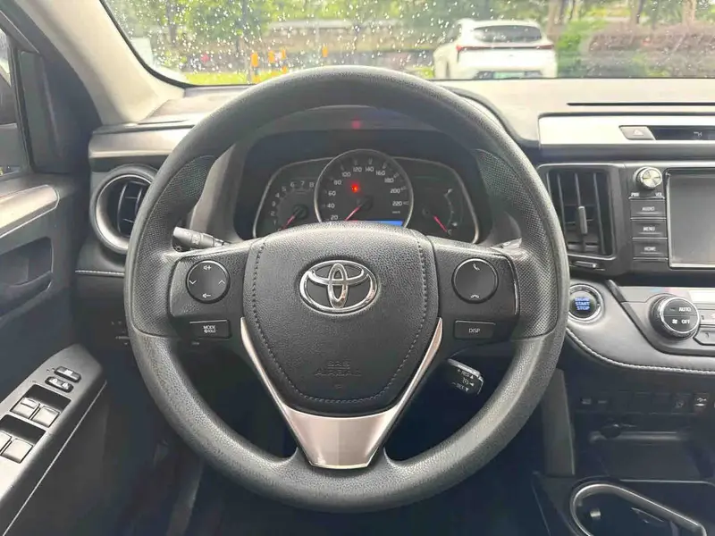 Vehicle photo 14