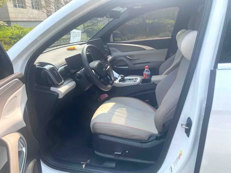 Vehicle photo 7