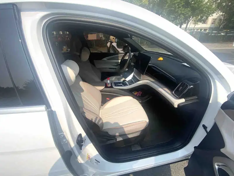 Vehicle photo 8