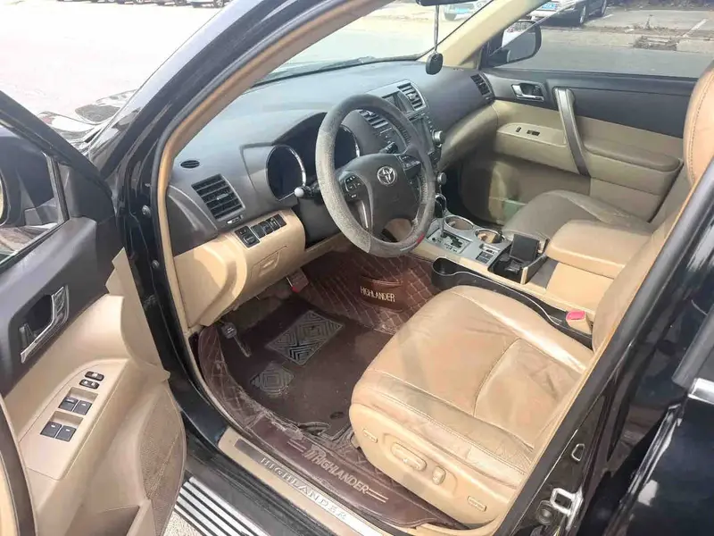 Vehicle photo 4