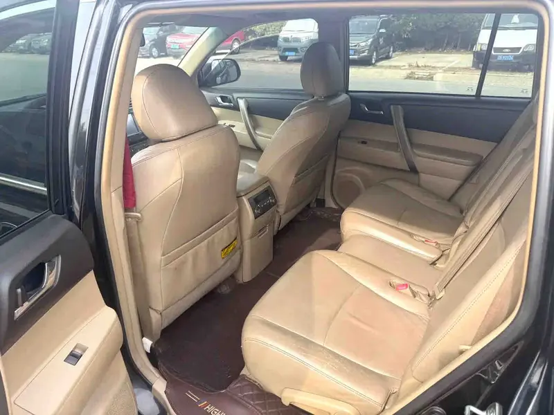 Vehicle photo 6