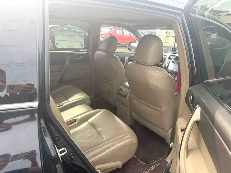 Vehicle photo 7