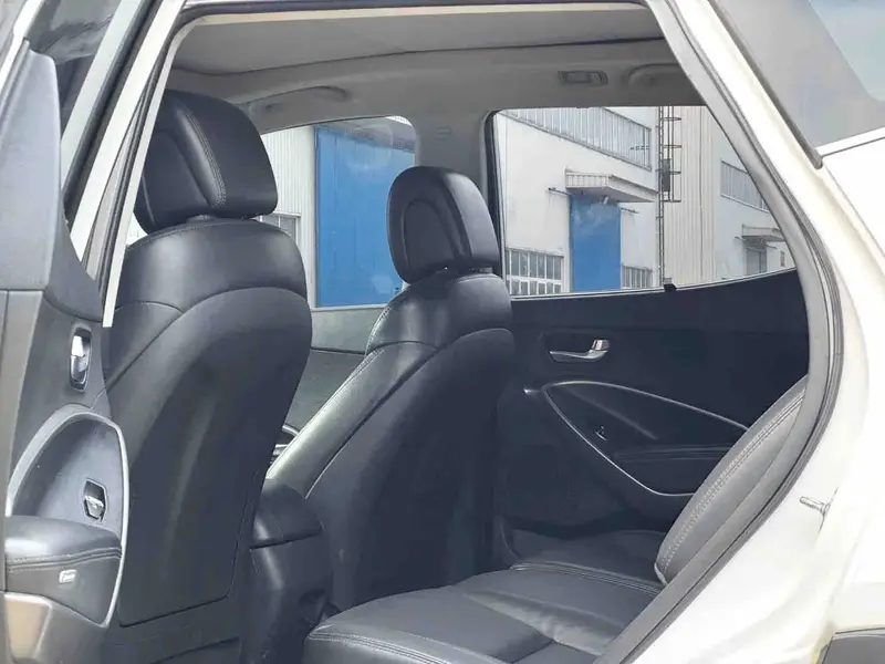 Vehicle photo 9