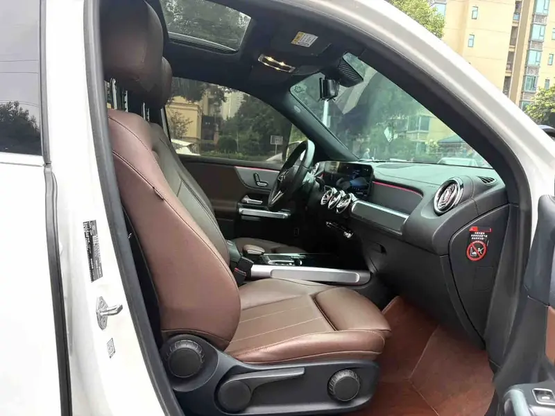 Vehicle photo 12