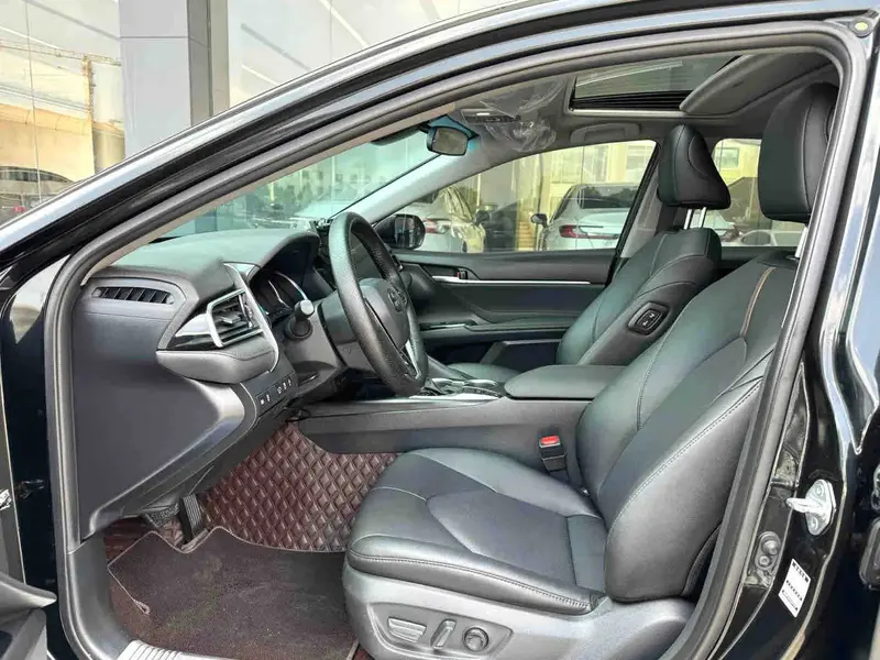 Vehicle photo 6
