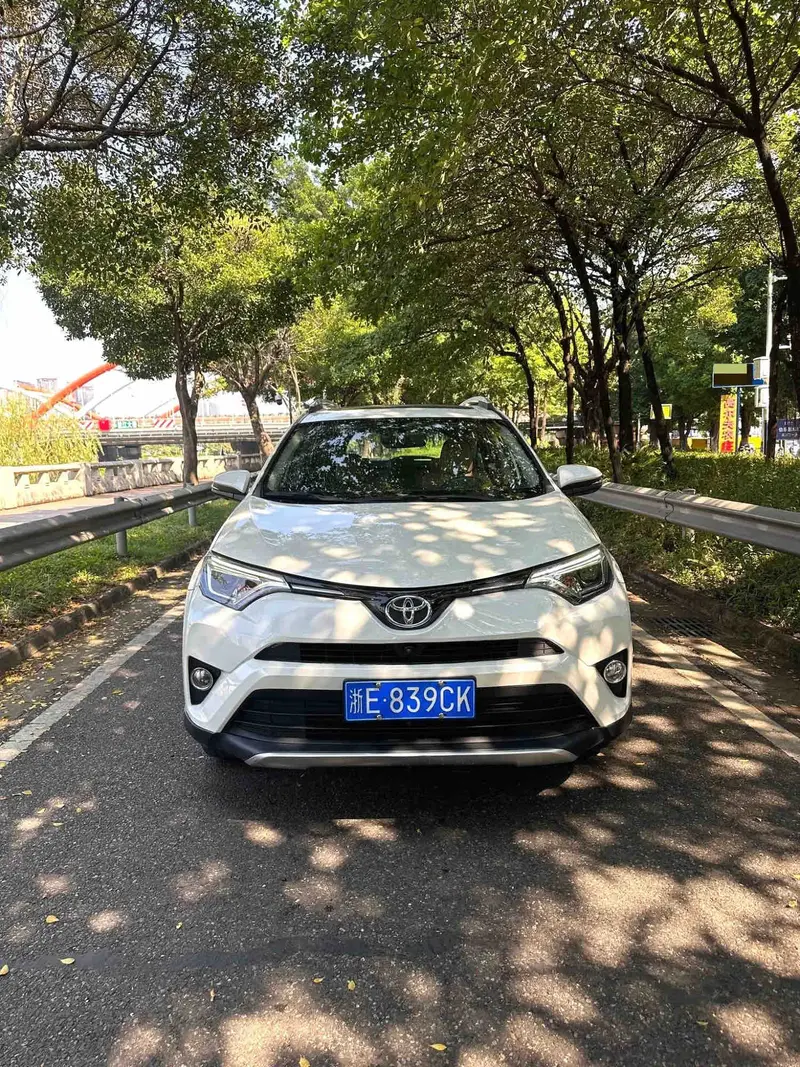 Vehicle photo 2