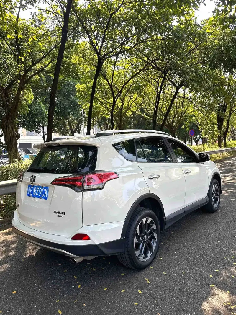 Vehicle photo 4