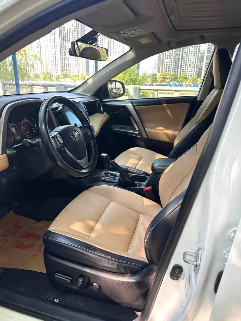 Vehicle photo 8