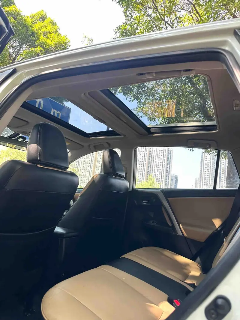 Vehicle photo 9
