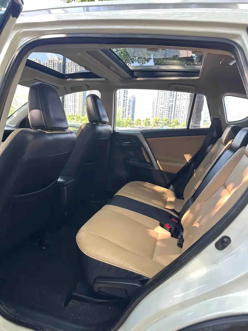 Vehicle photo 10