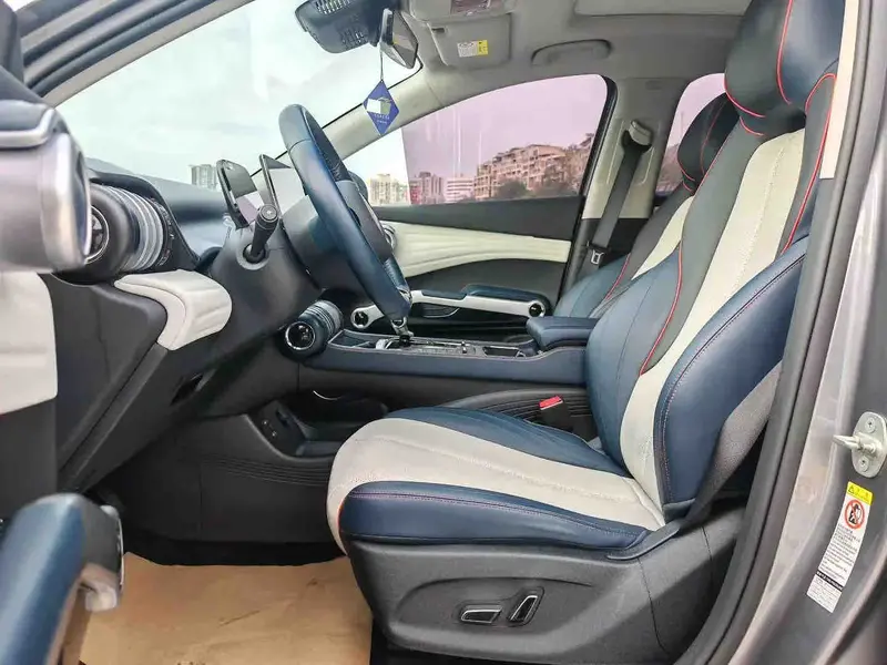 Vehicle photo 4