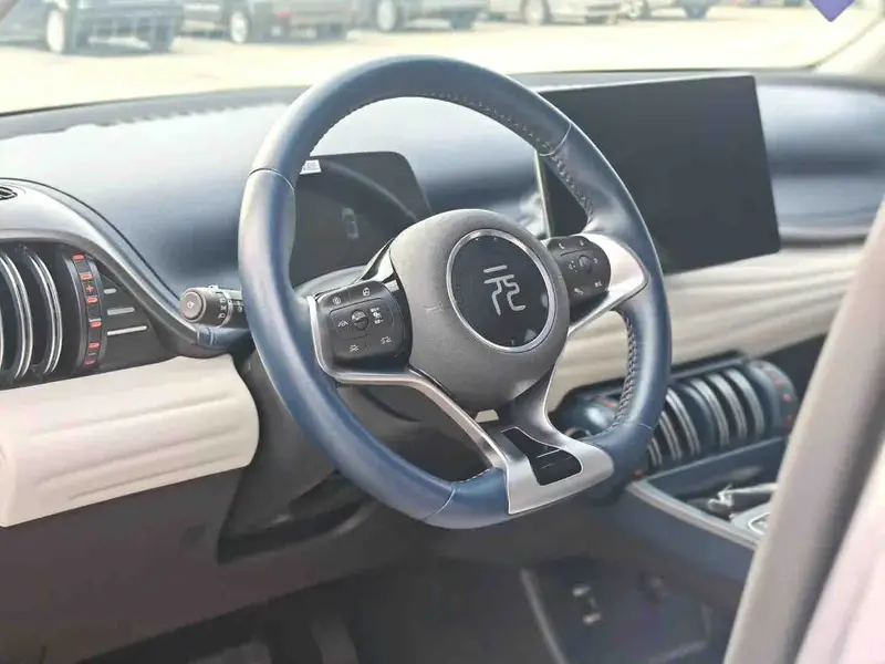 Vehicle photo 8