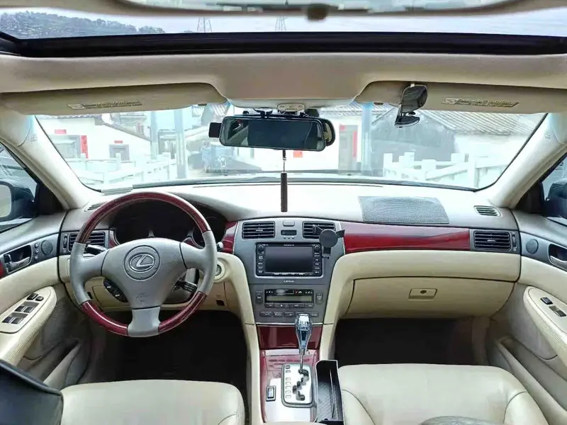 Vehicle photo 6