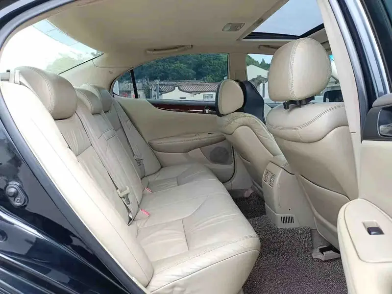 Vehicle photo 8