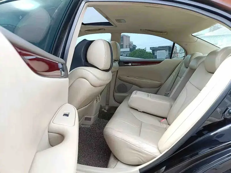 Vehicle photo 9