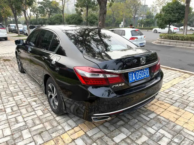 Vehicle photo 4
