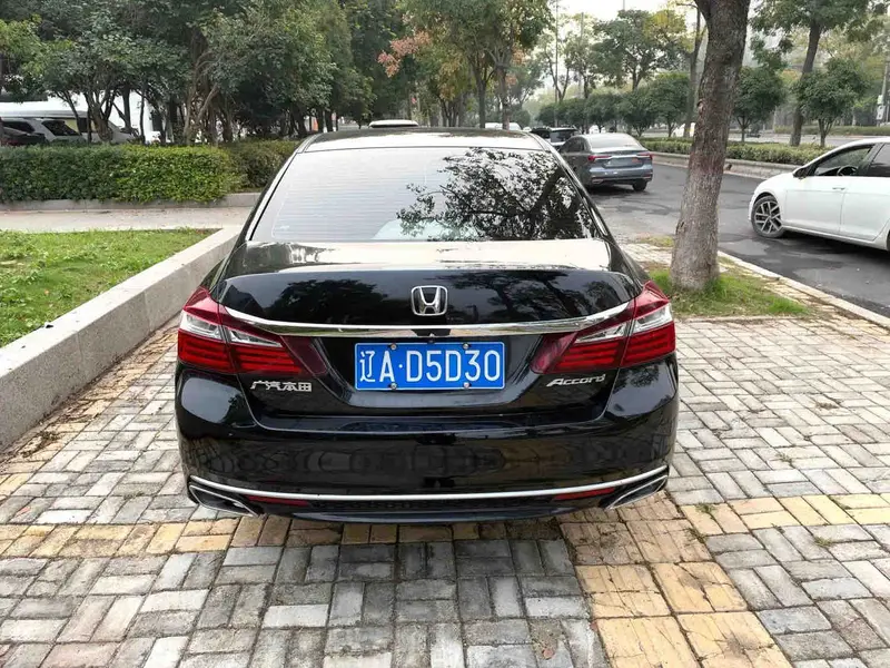 Vehicle photo 5