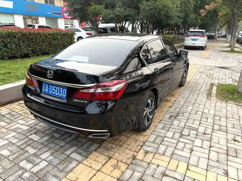 Vehicle photo 6