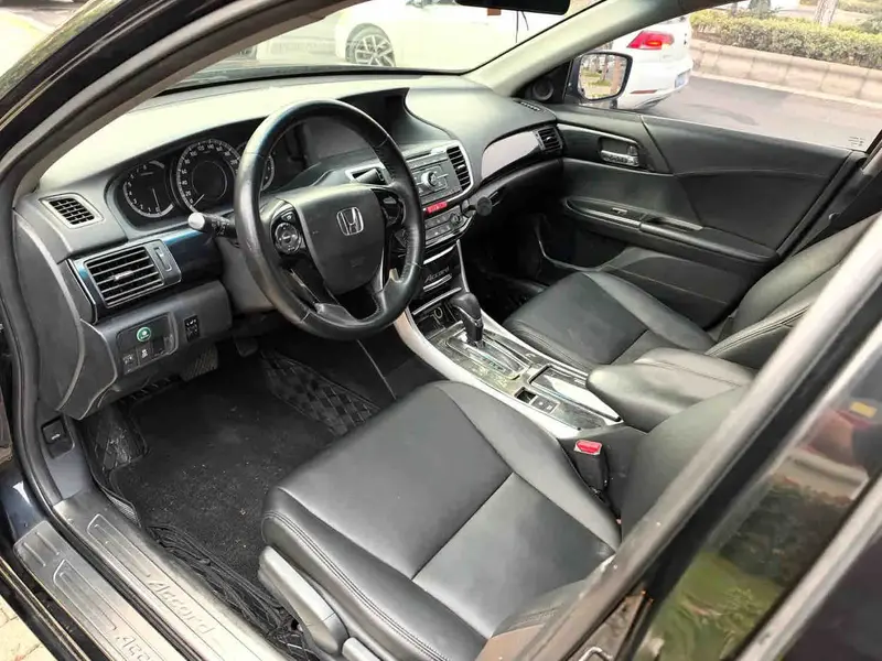 Vehicle photo 7