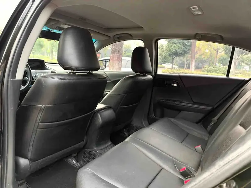 Vehicle photo 8