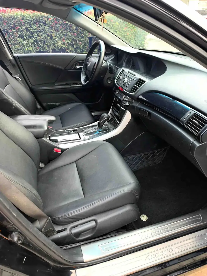Vehicle photo 9