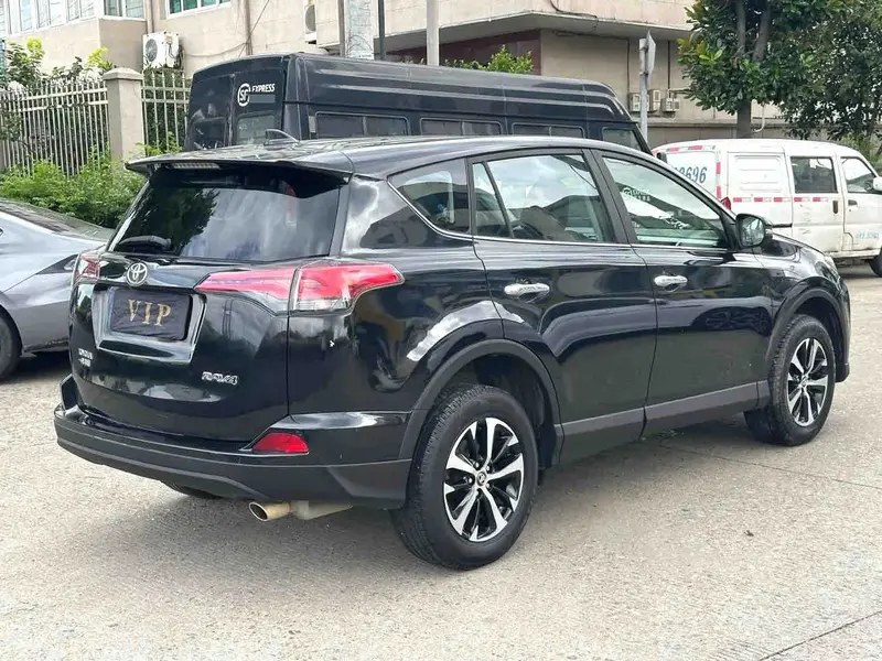 Vehicle photo 4