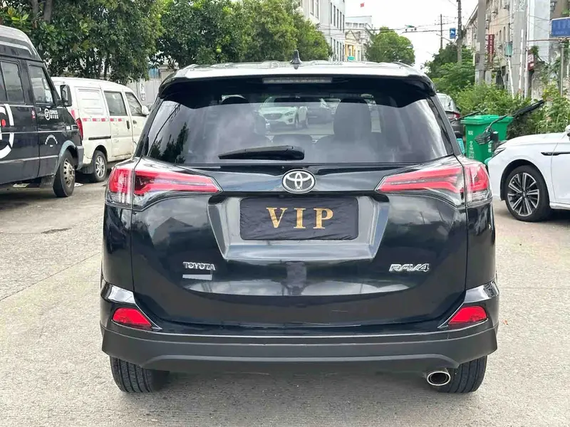 Vehicle photo 5